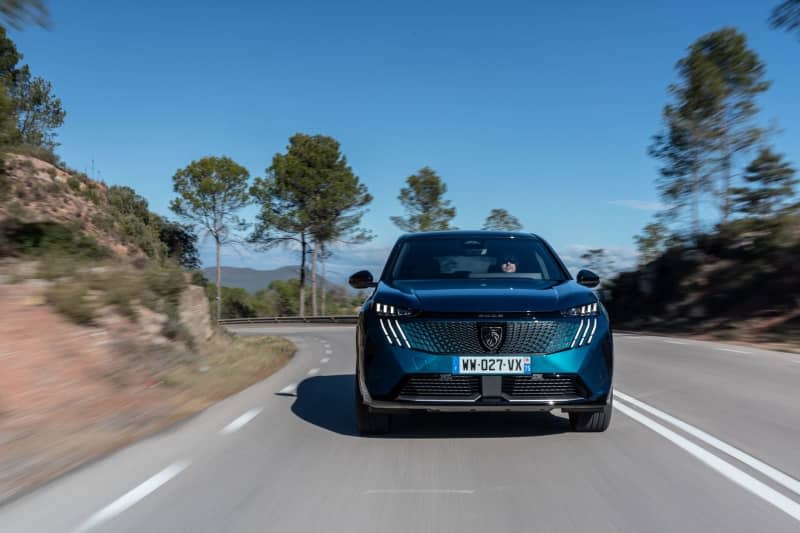 Parked next to the second-generation car, the new Peugeot e3008 comes across as a smart-looking, premium model with fine proportions. It has gained more power too among a host of ingredients which should ensure the continued success of this family electric. Tibo/Peugeot/dpa