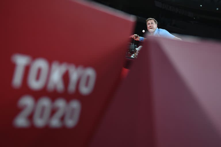 Koki Niwa de Japón compite contra Mattias Falck de Suecia durante el partido de tenis de mesa de cuartos de final del equipo masculino Japón vs Suecia en el Gimnasio Metropolitano de Tokio.