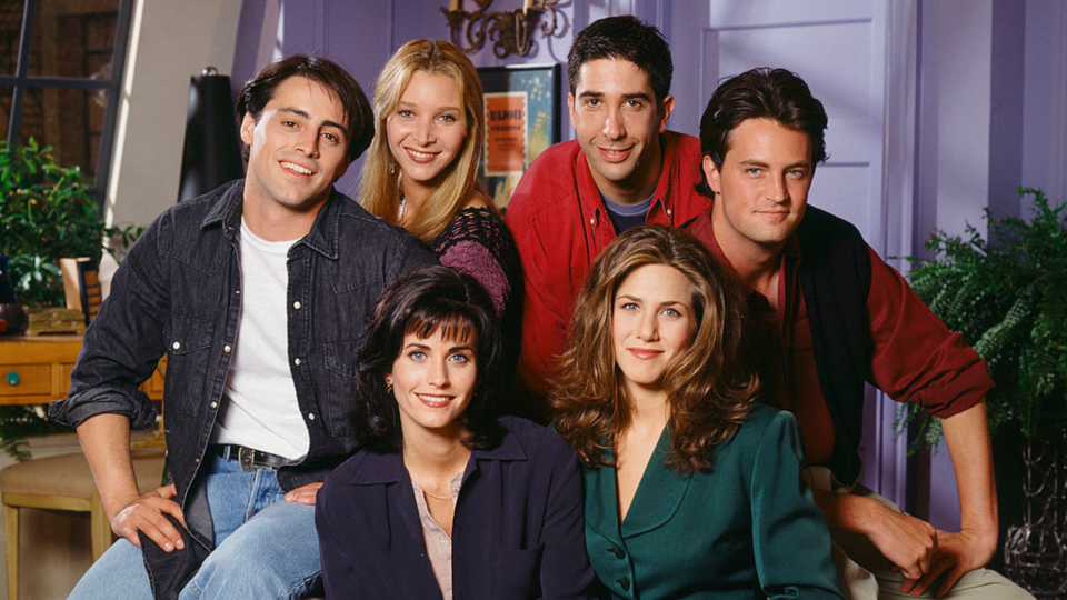 Matt LeBlanc, Jennifer Aniston, Lisa Kudrow, Matthew Perry, David Schwimmer and Courtney Cox pose on the set of 'Friends' in 1994