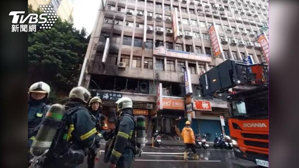 西門町五福大樓2樓舞廳發生火警，大批警消到場搶救。（圖／TVBS）