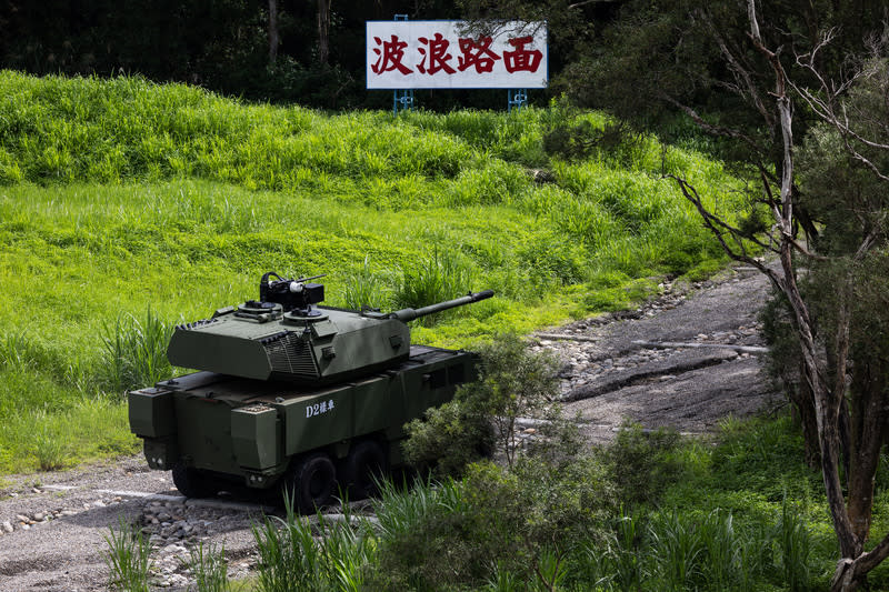 105公厘輪型戰車首曝光（2） 國防部軍備局生產製造中心25日在南投兵整中心辦理 媒體邀訪活動，展示「105公厘輪型戰車」研製樣 車，並現場進行車輛波浪路面等測試，透過通過崎嶇 道路，展現其具備優異的操控性及越障能力。 中央社記者翁睿坤攝  113年6月25日 