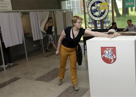 A woman casts her vote during European Parliament and Lithuania's presidential elections in Vilnius May 25, 2014. REUTERS/Ints Kalnins