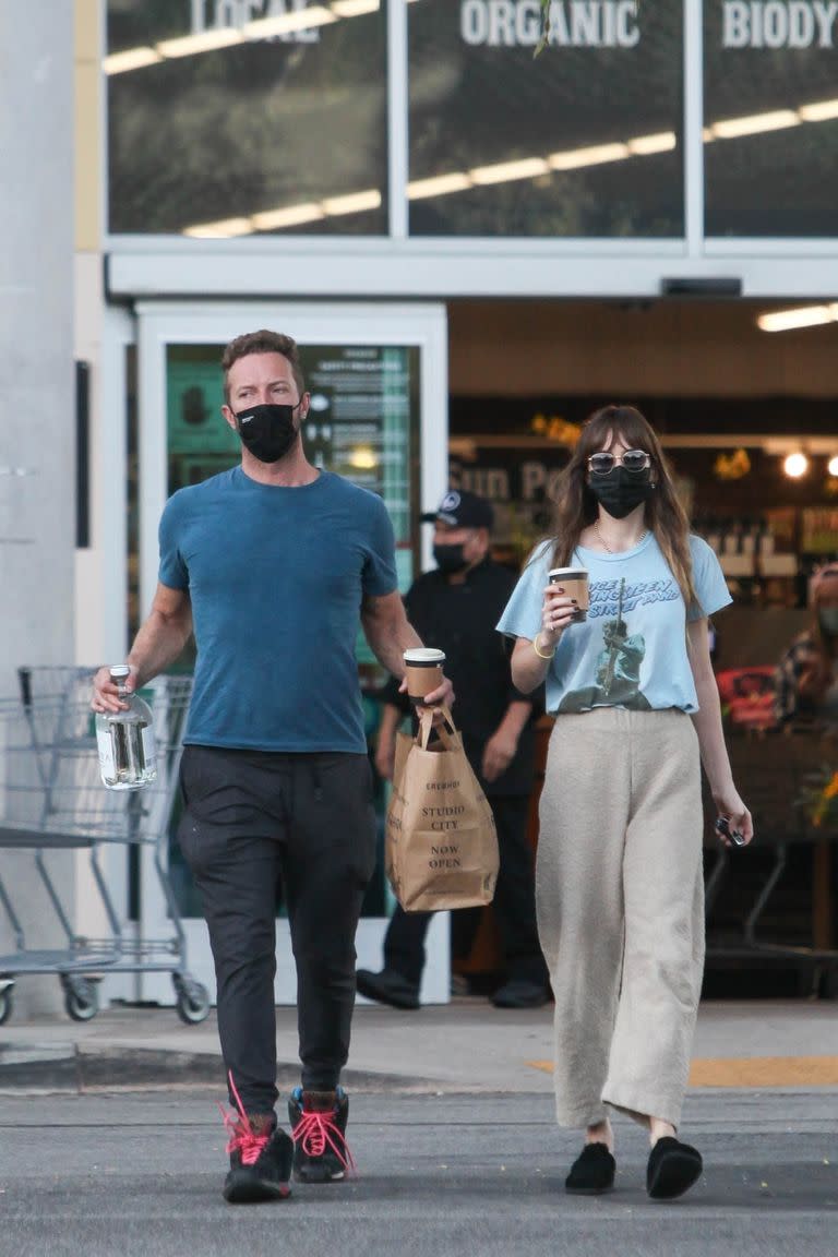 Precavidos: Chris Martin y Dakota Johnson fueron a comprar alimentos a un supermercado en Los Ángeles y mantuvieron sus mascarillas puestas durante toda la salida
