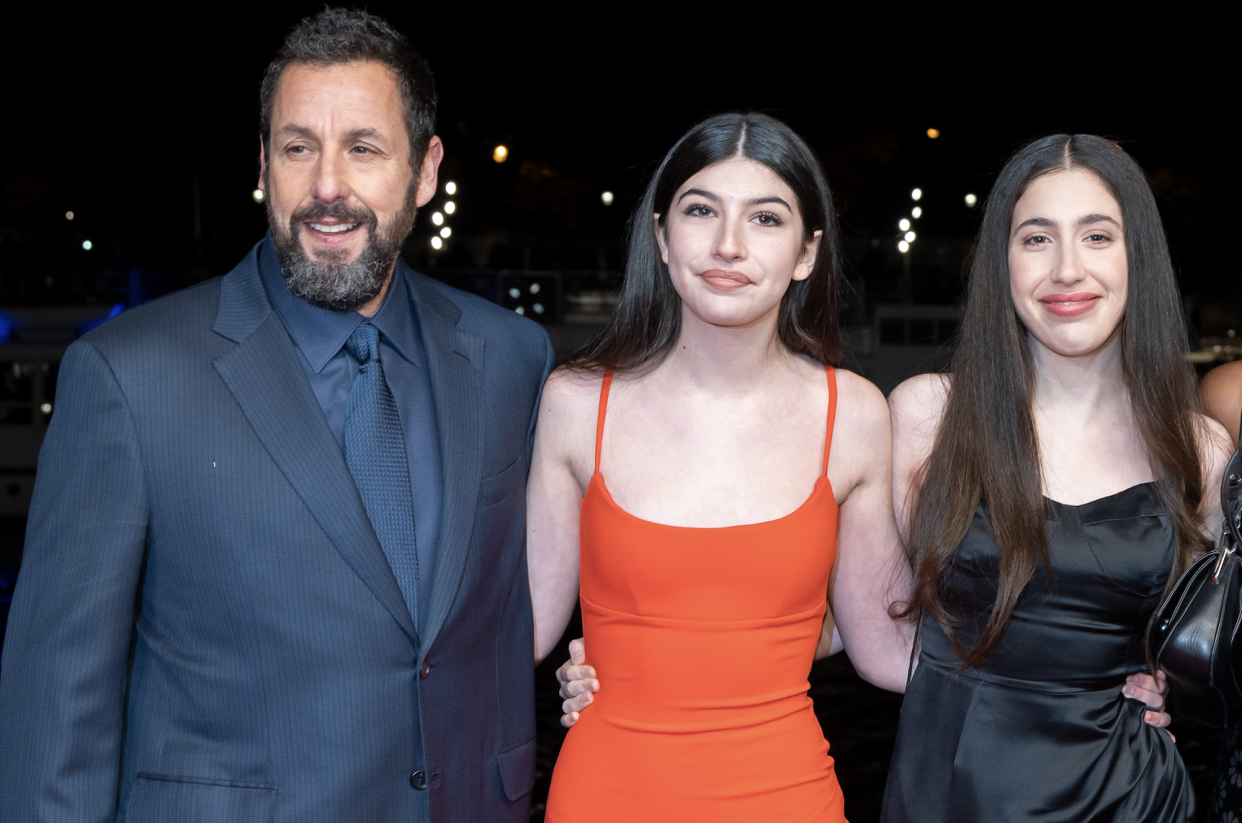 Adam Sandler with Sunny and Sadie at the Murder Mystery 2 photocall at Pont Debilly on March 16, 2023 in Paris, France. (Photo: Marc Piasecki/WireImage)
