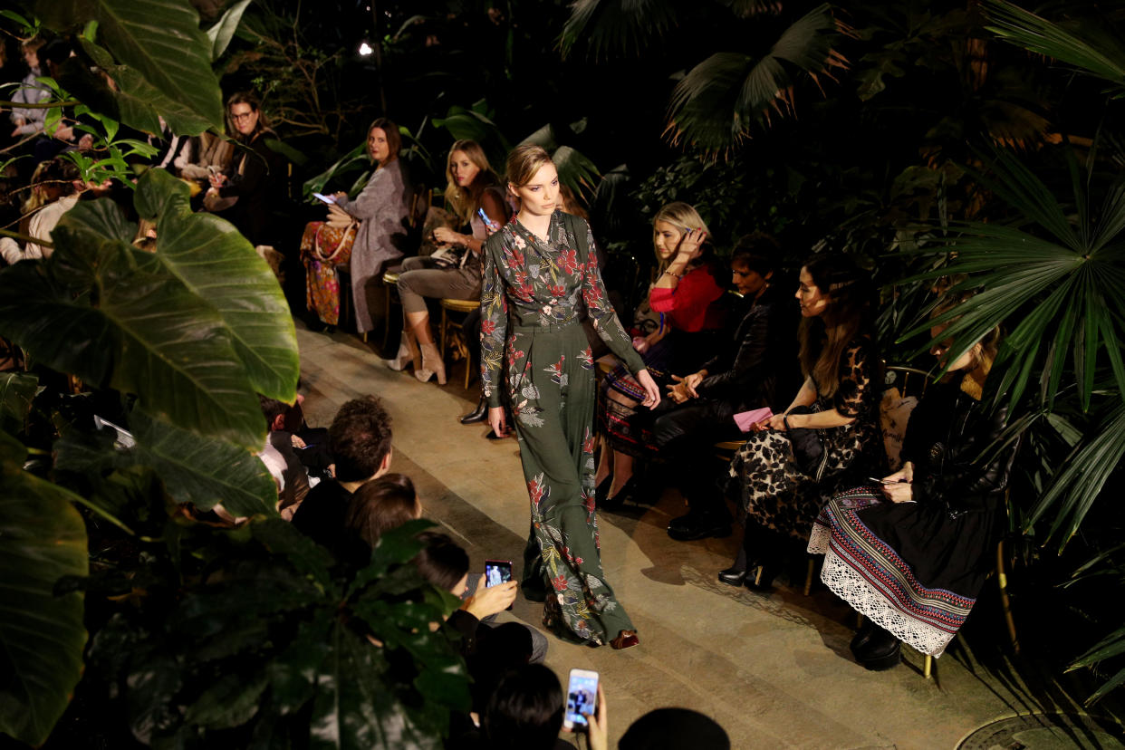 Lena Hoschek zeigt ihre Herbst-/Winterkollektion 2018/19 im Botanischen Garten Berlin. (Bild: Getty Images)