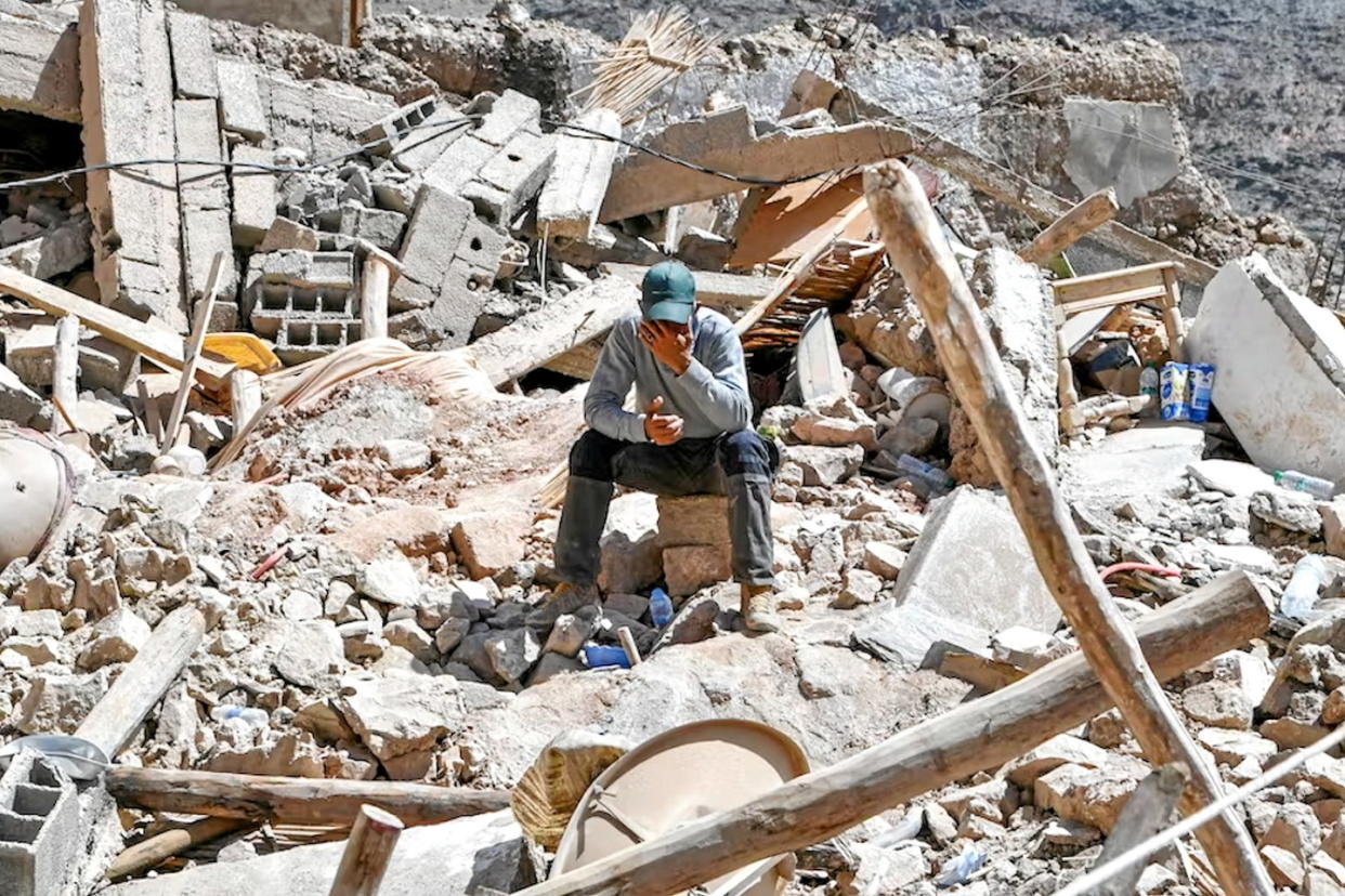 De nombreux survivants ont tout perdu, y compris les papiers nécessaires pour obtenir les indemnisations prévues par les assurances. Photo prise dans le village d'Imi N'Tala le 17 septembre, neuf jours après la catastrophe.   - Credit:Fethi Belaid/AFP