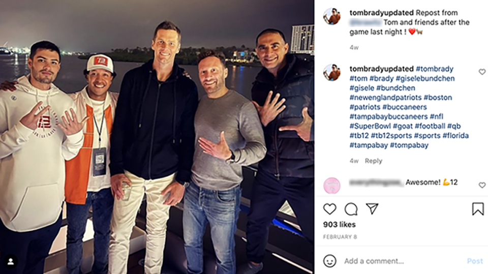 El "quarterback" de los Tampa Bay Buccaneers Tom Brady y algunos de sus colaboradores en el superyate Madsummer de Jeffrey Soffer luego del Super Bowl, el 7 de febrero de 2021.