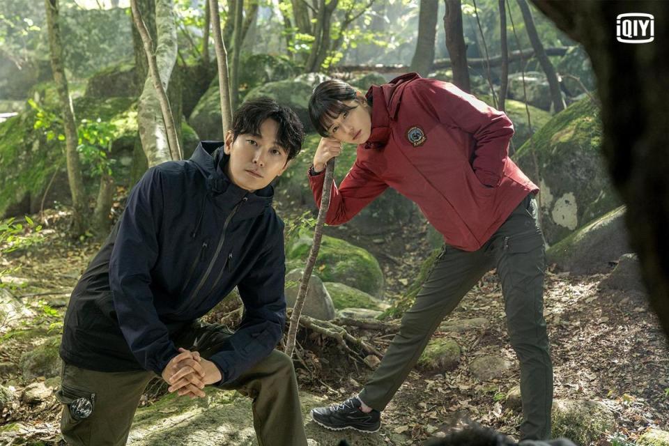 朱智勛（左）和全智賢繼《屍戰朝鮮2》再次合作，《智異山》中兩人是守林員前後輩的關係。（愛奇藝國際站提供）