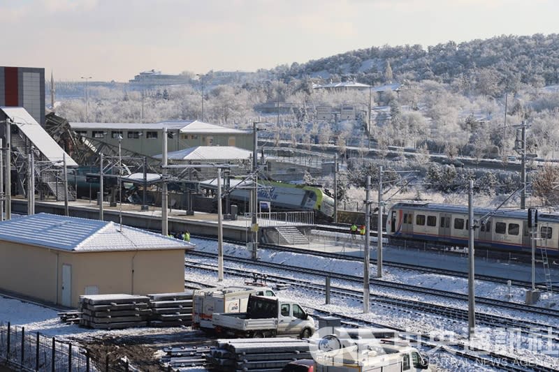 土耳其一列高速列車13日在安卡拉撞上正在進行軌道檢測的火車頭，造成傷亡。照片為事故現場已脫軌的車廂。（中央社）