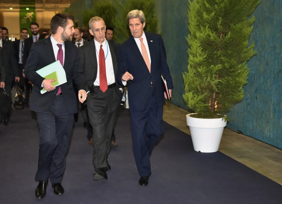 Kerry, Stern and Deese walking.