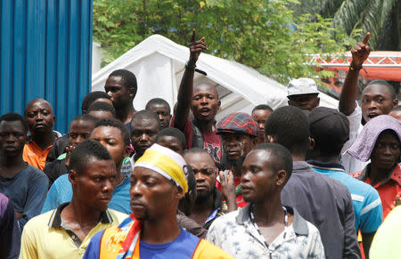 Supporters of the Congolese main opposition party Union for Democracy and Social Progress (UDPS), shout slogans as they gather outside the party headquarters in Limete municipality of Kinshasa, Democratic Republic of Congo, March 28, 2017. REUTERS/Kenny Katombe