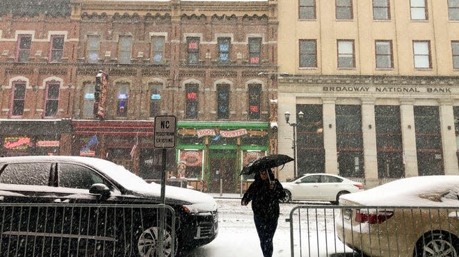 Snow fell in downtown Nashville, Tennessee, on Thursday, Jan. 6, 2022.