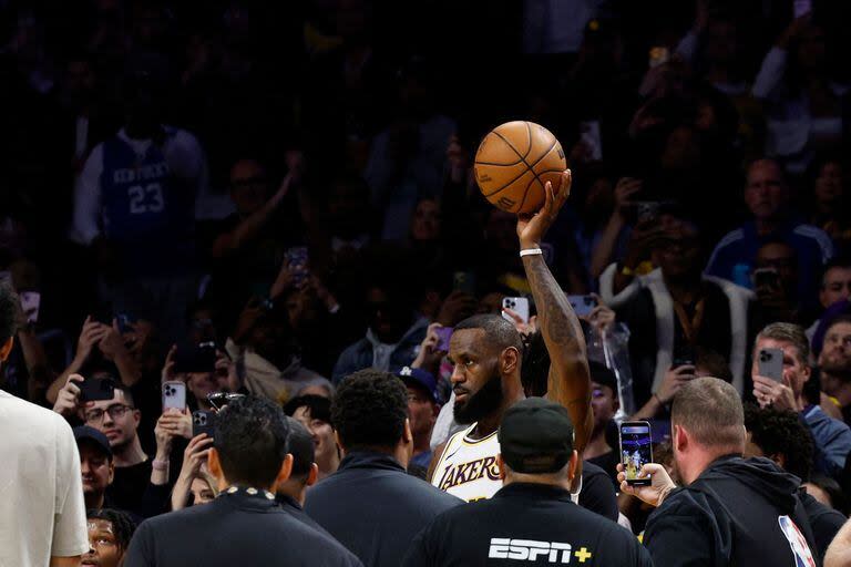 Al estilo NBA, después de anotar los puntos históricos, el partido se detuvo para que El Rey LeBron James pudiera saludar a la gente en Los Angeles