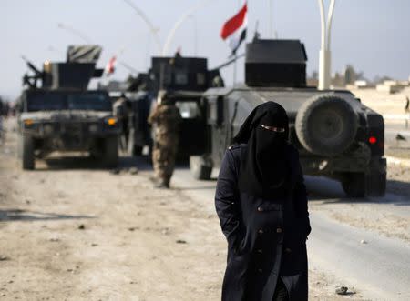 Civilians leave the city to escape from clashes during a battle with Islamic State militants, in al-Zirai district in Mosul, Iraq, January 19, 2017. REUTERS/Muhammad Hamed