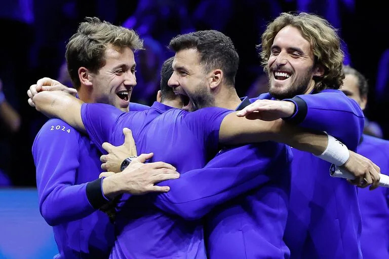 Ruud, Dimitrov y Tsitsipas saludan a Alcaraz, tras la victoria en el último punto. (Photo by Odd ANDERSEN / AFP)