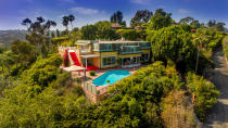 <p>Es ist ein Stück Hollywood-Geschichte: in ihrer ockergelben, verschnörkelten Luxusvilla in dem Nobelviertel Bel Air empfing Zsa Zsa Gabor einst Stars wie Frank Sinatra und Elizabeth Taylor. Dort feierte die glamouröse Diva mit Studiobossen und Politikern. Ihr achter Ehemann, der deutsche Frederic Prinz von Anhalt, zog vor über 30 Jahren ein. Bis zu ihrem Tod im Dezember 2016 mit 99 Jahren lebte die ehemalige «Miss Ungarn» in dem Prunk-Anwesen.<br><br>Foto: Adam Latham/Jade Mills of Coldwell Banker Global Luxury /dpa </p>