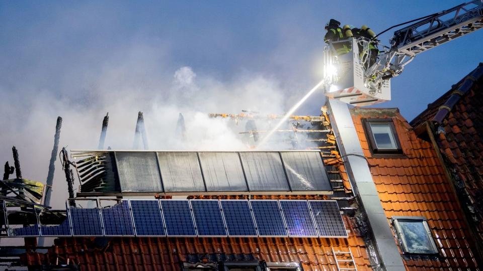 Zerstört ein Feuer eine Wohnung komplett, kann das Folgen für den Mietvertrag haben.