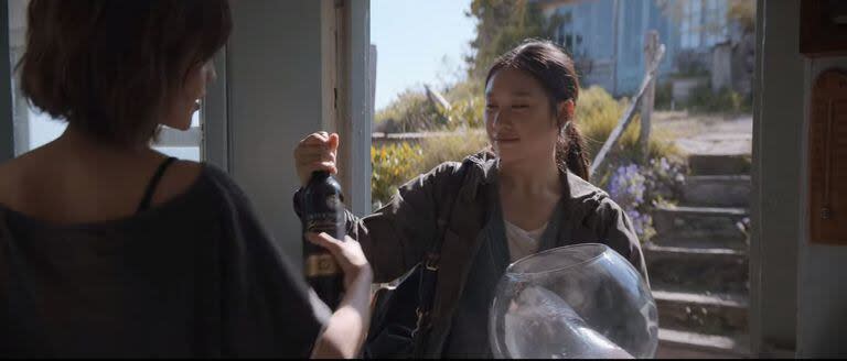 Escena en la que aparece el vino argentino Trivento en El problema de los 3 cuerpos. Captura: Netflix