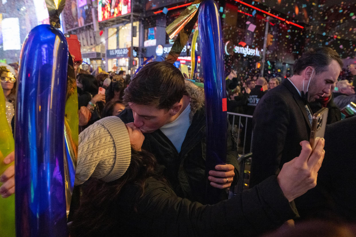 Una vieja superstición sostiene que si besas a otra persona –sea conocida o desconocida– en el momento en que entra el año nuevo, gozarás del amor por los siguientes 365 días. (Foto: Getty Images)