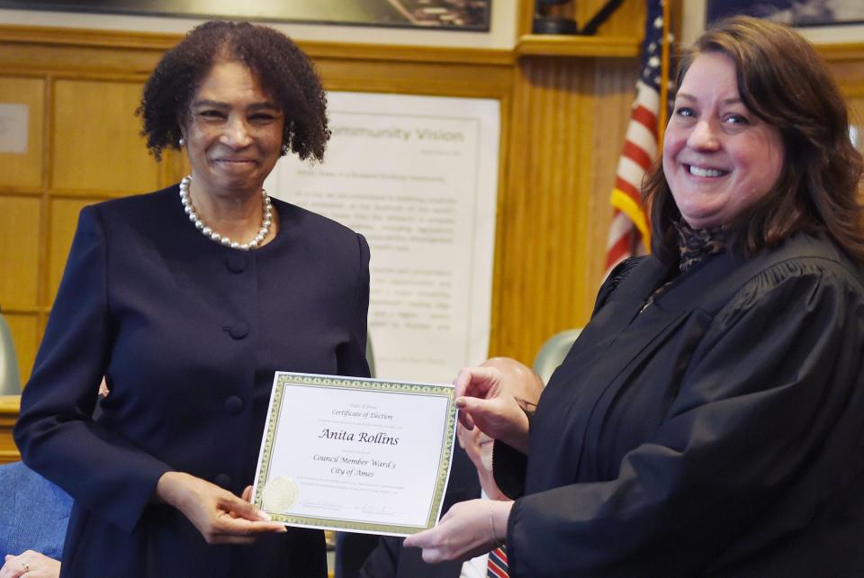 Anita Rollins poses with Magistrate Kimberly Voss-Orr after being sworn in as councilwoman on Jan. 3, 2022.