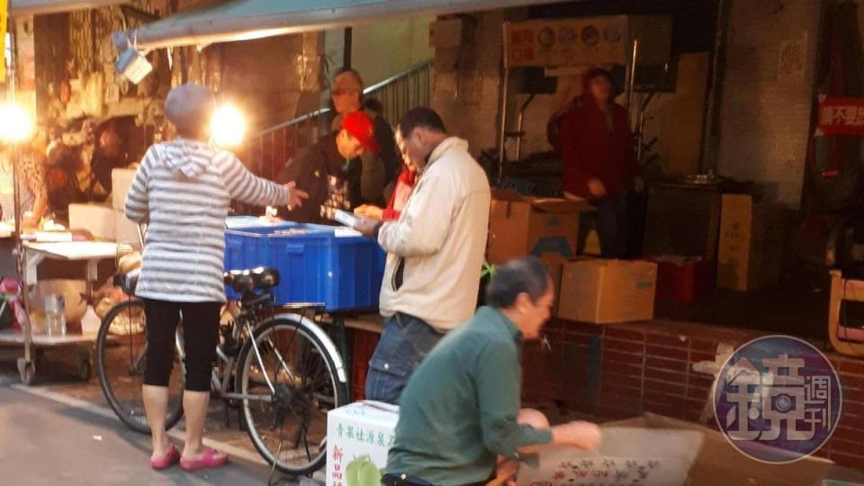 台北市萬華區雙和市場內，每天傍晚都有1對男女大剌剌擺攤賣私菸。
