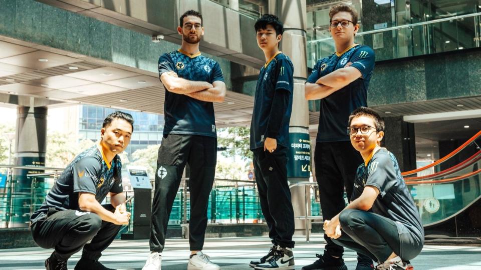 League of Legends team Evil Geniuses posing in front of an escalator. (Photo: Riot Games)