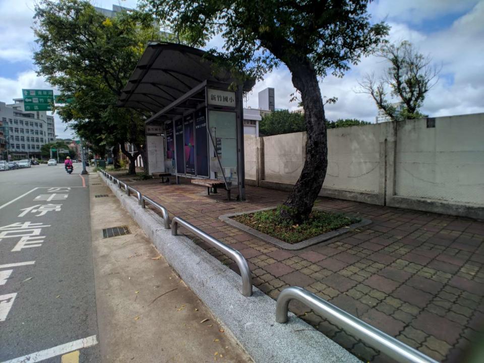 通學步道目前有高低差，民眾在公車站亭前上下車容易絆倒。(新竹市政府提供)