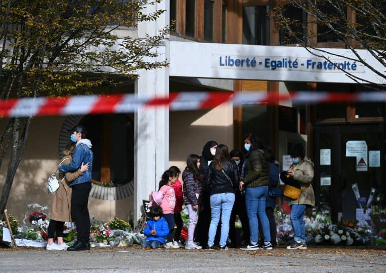 Hommage au professeur assassiné Samuel Paty devant le collège où il enseignait à Conflans-Sainte-Honorine le 19 octobre 2020 - Anne-Christine POUJOULAT © 2019 AFP