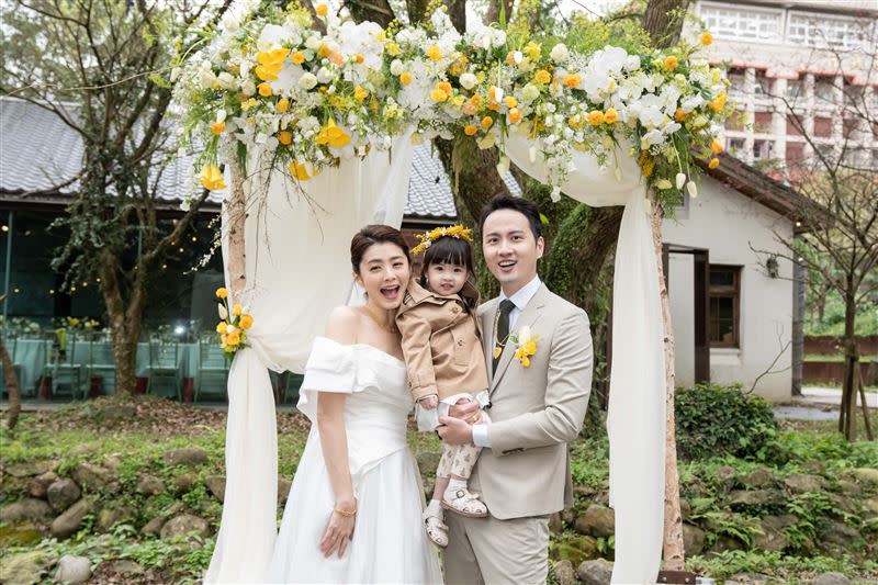 張捷（右）和夏如芝今年2月14日補辦婚禮。（圖／汗土娛樂提供）