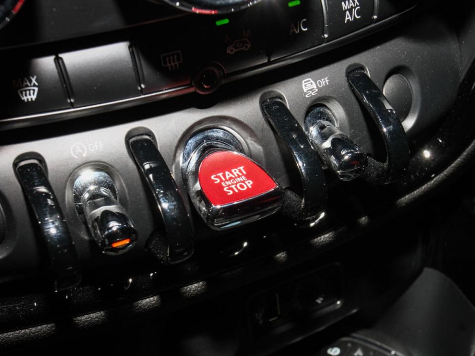 引擎啟/閉按鈕則是使用撥桿造型設計，使用上頗具運動風格。