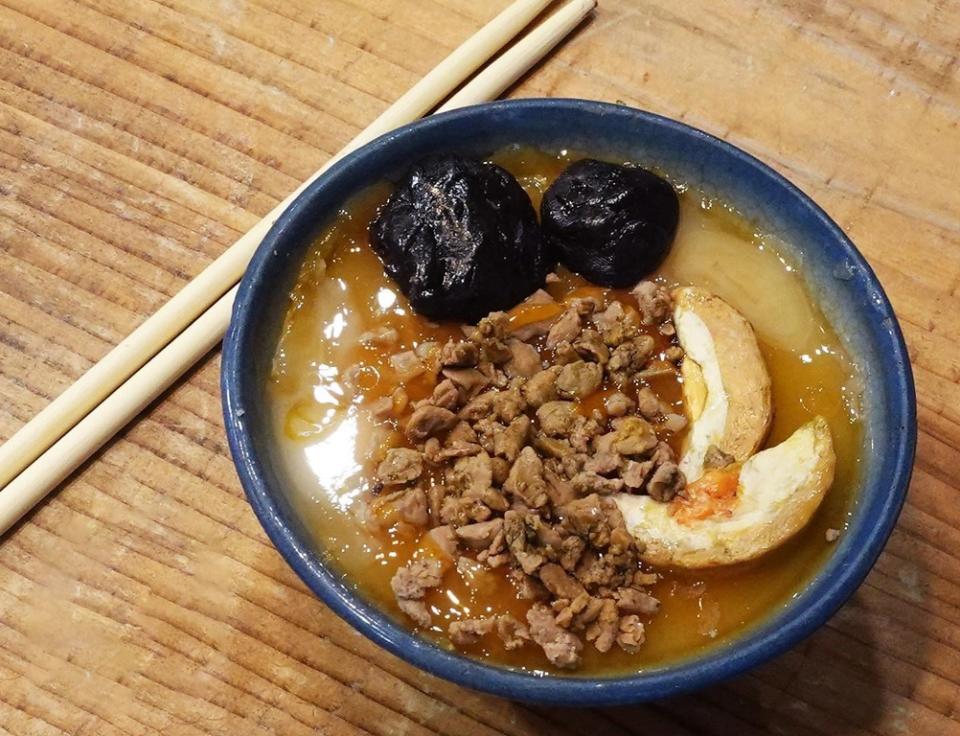 《圖說》臺灣國民美食「碗粿」，完全看不出來是由蠟燭製作，幾可亂真的蠟燭工藝品，讓人忍不住食指大動。〈青年局提供〉