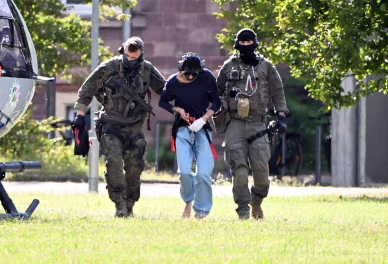 The alleged perpetrator of the knife attack in Solingen is taken away by helicopter after being brought before the investigating judge of the Bundesgerichtshof (BGH). Several people were killed and injured in a knife attack on Friday evening at the city festival celebrating the 650th anniversary of the city of Solingen. Uli Deck/dpa