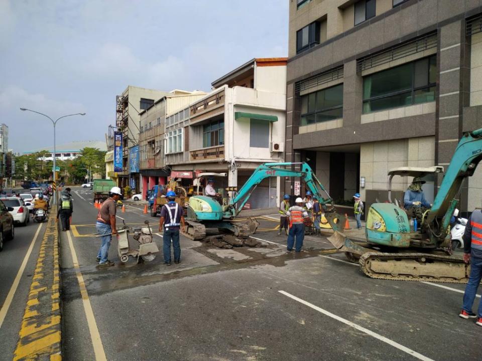 長興里越街引水工程，水利局在公園北路興建兩條排水管，將長興里的水引至對街排放。（記者陳俊文攝）