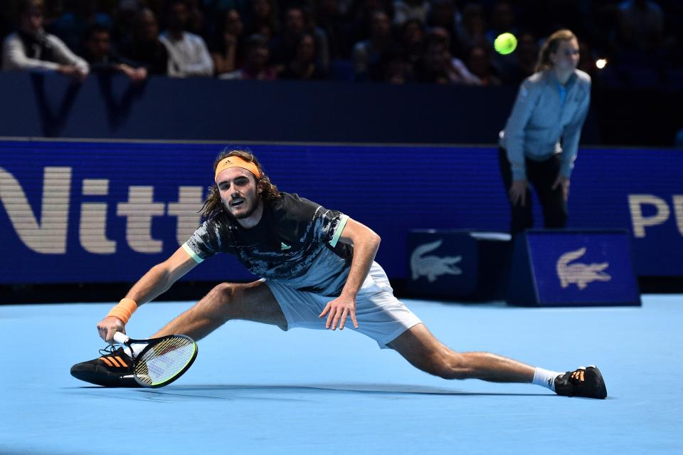 Le Grec Stéfanos Tsitsipas remporte le Masters de Londres après un combat acharné (6-7, 6-2, 7-6) face à l’Autrichien Dominic Thiem. Il devient à 21 ans le plus jeune vainqueur de l’épreuve depuis l’Australien Leyton Hewitt en 2001. (Crédit : Glyn KIRK / AFP)