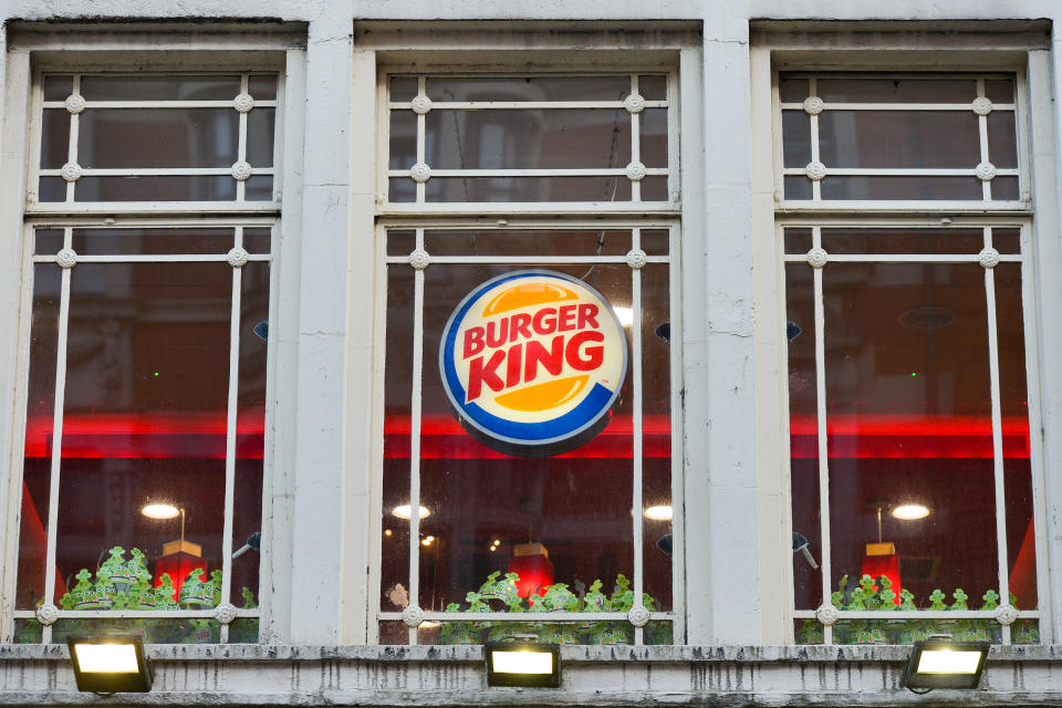 Ein Zettel in einem Burger-King-Restaurant sorgt für Entrüstung – auch beim Unternehmen selbst. (Bild: Getty Images)