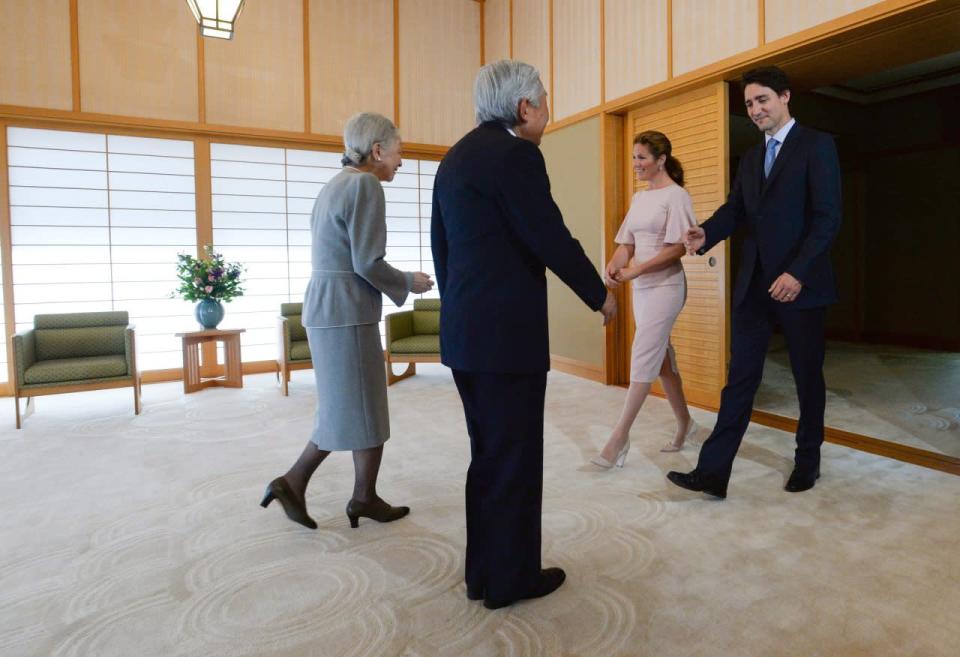 Prime Minister Justin Trudeau, right to left, and Sophie Gregoire Trudeau are greeted by Japanese Emperor Akihito and Empress Michiko as they visit the Imperial Palace in Tokyo, Japan on Tuesday, May 24, 2016. THE CANADIAN PRESS/Sean Kilpatrick