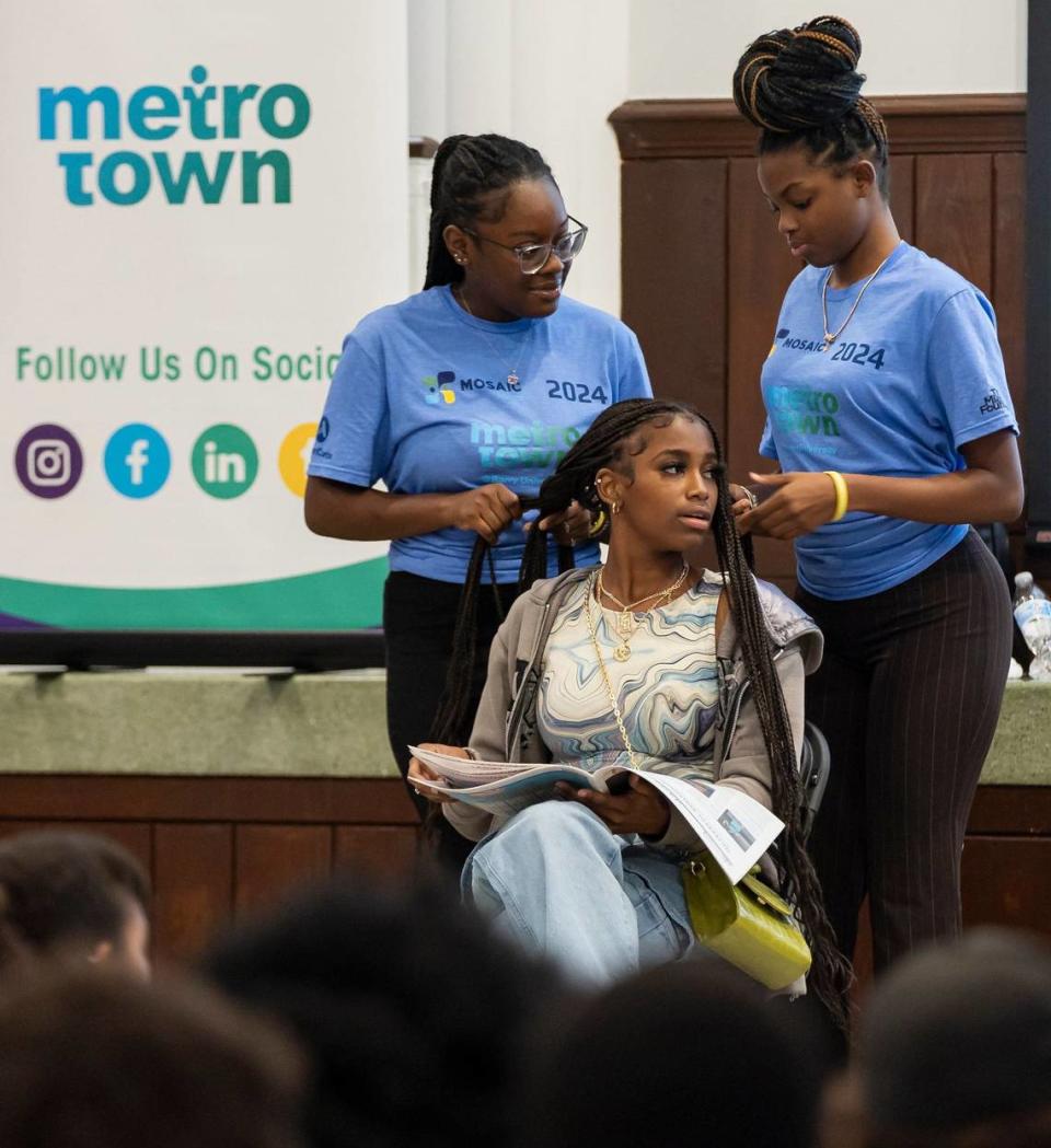 De izquierda a derecha, las estudiantes Monique Samuels, de 19 años, Daysha Anderson, de 17, y Kihoni Stigger, de 17, representando una obra de teatro durante la noche cultural de MetroTown en la Universidad Barry.