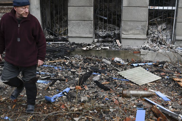 Un hombre pasa junto a un proyectil sin detonar en Bakhmut, el lugar de las batallas más duras con las tropas rusas, en la región de Donetsk, Ucrania.