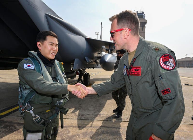 South Korean and U.S. pilots shake hands during a joint Air Force training drill Monday. Photo courtesy of Republic of Korea Air Force