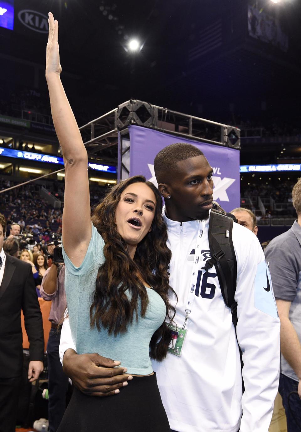 La mexicana Gina Holguín se robó el show con los jugadores de los Seahawks. (Kyle Terada-USA TODAY Sports)