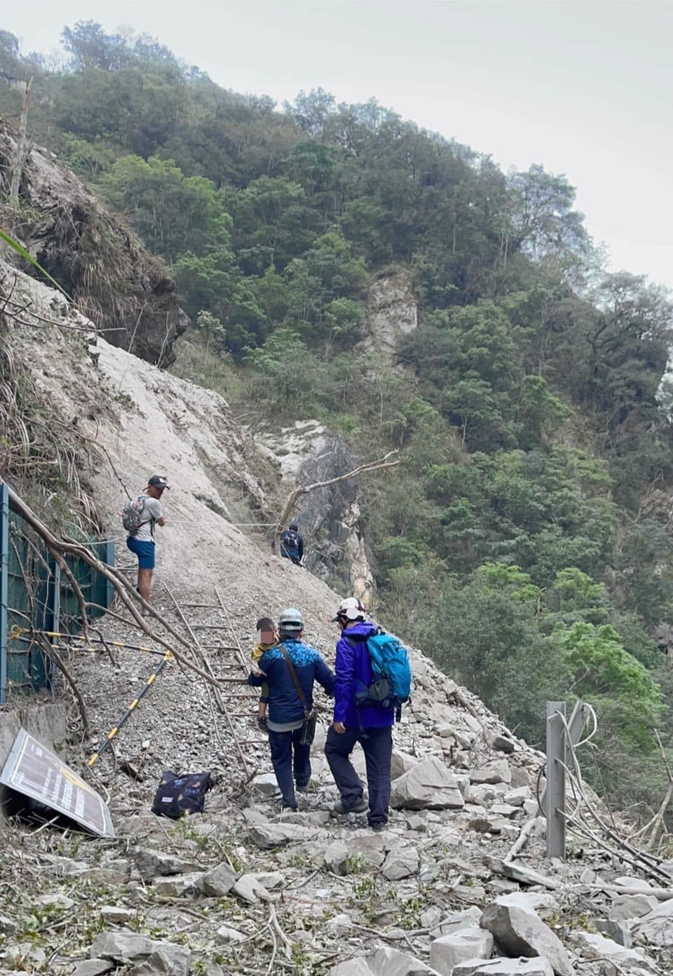 民眾1家5口與希臘籍男子於花蓮強震發生當下剛好在白楊步道健行，他反應迅速帶領眾人避難並協助離開。翻攝自Tadpole Shen臉書