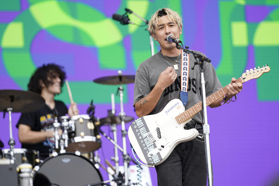 ARCHIVO - Sean Caskey de Last Dinosaurs durante su presentación en el primer día del Festival de Música de Lollapalooza el jueves 28 de julio de 2022, en Grant Park en Chicago. La banda de rock australiana lanzó su álbum “Kyoryu” con un manga que lo acompaña en mayo de 2024. (Foto Rob Grabowski/Invision/AP)