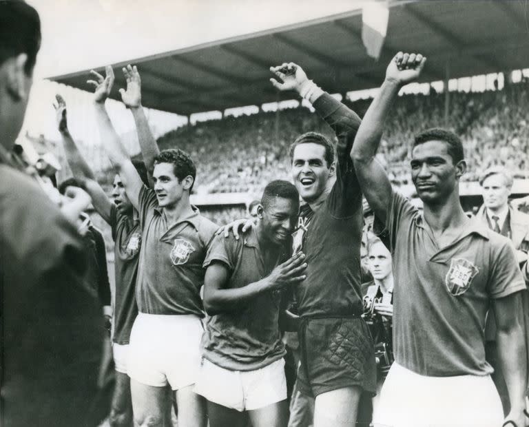 Pelé, de 17 años, llora sobre el hombro del portero Gylmar Dos Santos Neves después de la victoria de Brasil por 5-2 sobre Suecia en la final de la Copa Mundial de fútbol en Estocolmo, Suecia, el 29 de junio de 1958