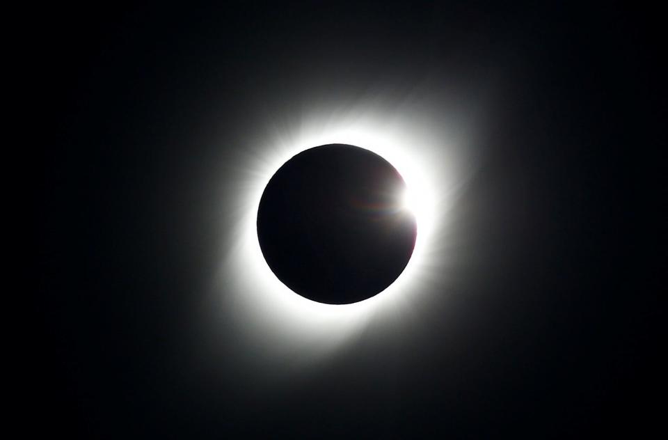 Bei einer totalen Sonnenfinsternis schiebt sich der Mond von der Erde aus gesehen vor die Sonne und verdunkelt den Himmel. - Copyright: Rodrigo Garrido/Reuters