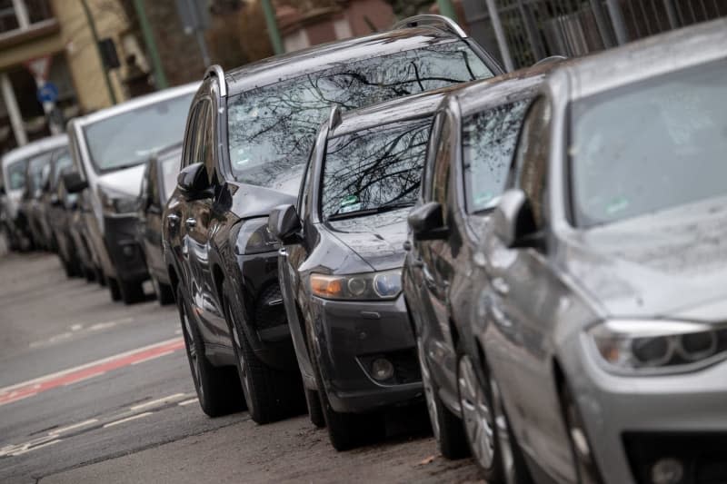 Given the increasing size of cars, drivers in cities are being faced with having to squeeze into ever-tighter spaces to get past large SUVs, research in the UK shows. Sebastian Gollnow/dpa