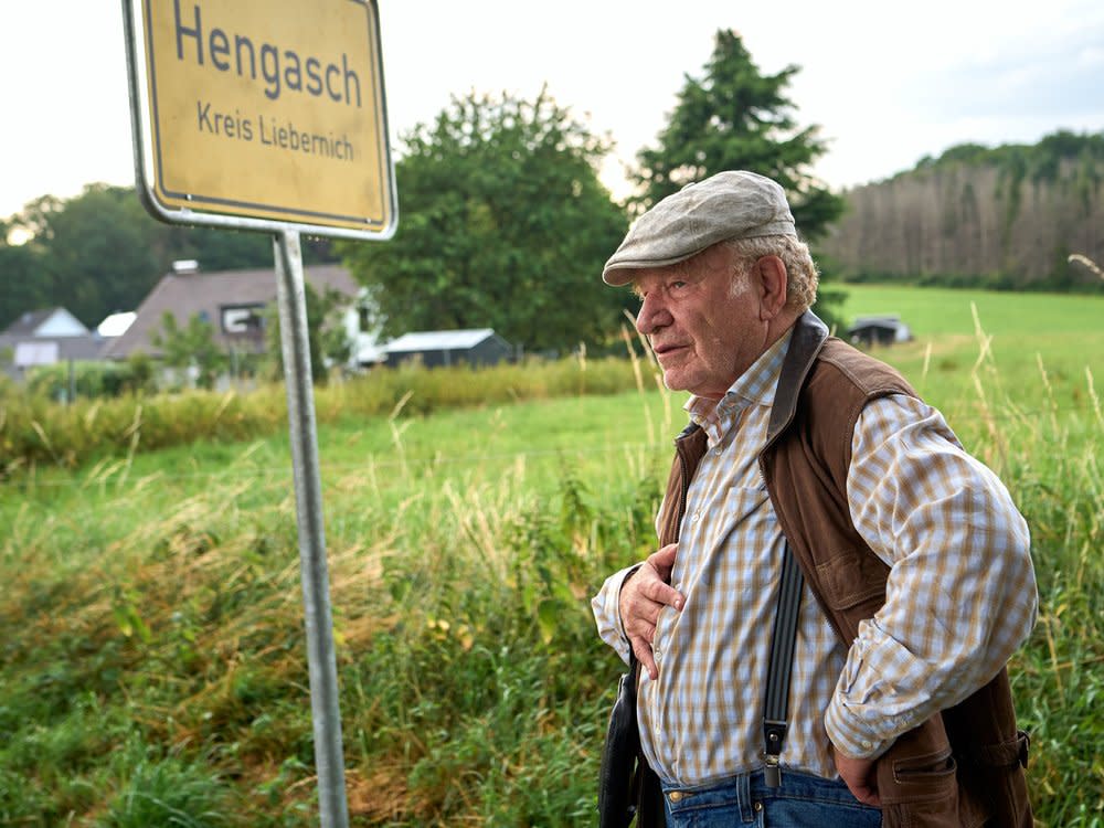 "Mord mit Aussicht": Das fiktive Dorf Hengasch verliert Grantler Hans Zielonka (Michael Hanemann). (Bild: ARD/Frank Dicks)