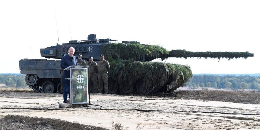 Chancellor Olaf Scholz near the Leopard 2 tank