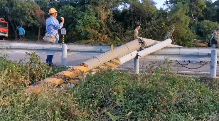 小金門一輛戰車在檢測完畢返回營隊途中意外翻覆，一根電線桿也倒了。（圖／民視新聞翻攝）