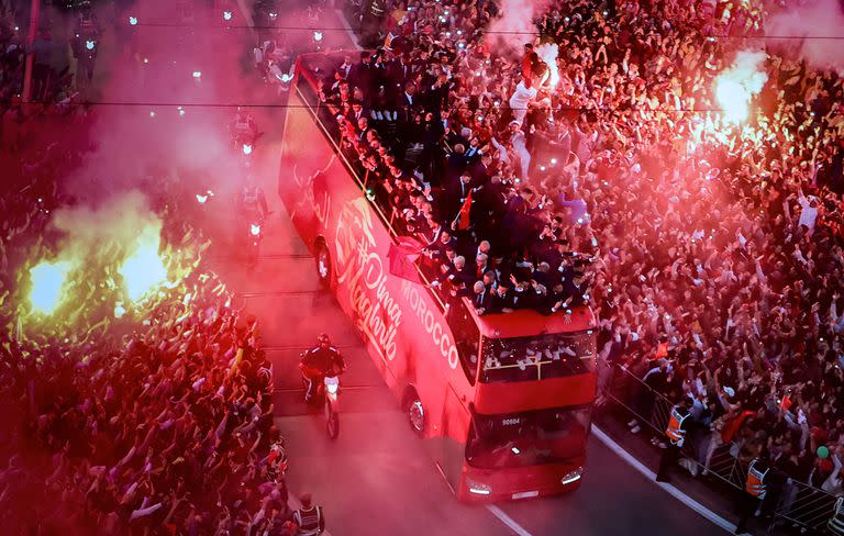 Los hinchas celebran durante un desfile de bienvenida de la selección de fútbol de Marruecos en el centro de Rabat, Marruecos, el martes 20 de diciembre de 2022. La selección de Marruecos ganó el cuarto lugar en la última Copa del Mundo