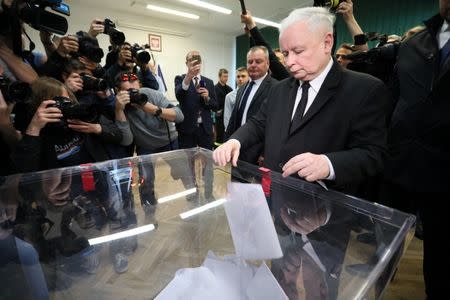 Jaroslaw Kaczynski, leader of the ruling Law and Justice (PiS) party, casts his vote during the European Parliament elections at a polling station in Warsaw, Poland May 26, 2019. Agencja Gazeta/Slawomir Kaminski via REUTERS